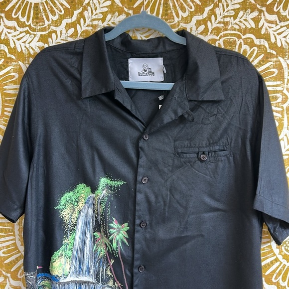 NWT Jungles Men’s Waterfall Short Sleeve Button Front Shirt in Black size S - Picture 3 of 9
